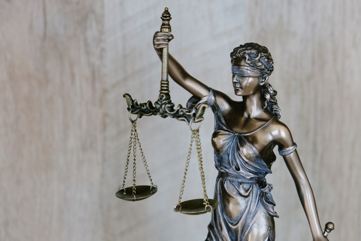 Electronic Monitoring in US Pretrial Services: Essential Technology and Policy G - Courthouse steps and legal proceedings